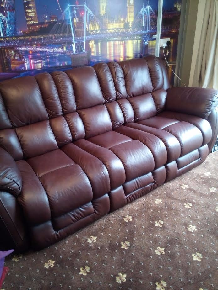 LAZYBOY 3 SEATER SOFA AND ARMCHAIR ONLY 7 MONTHS OLD (GENUINE BARGAIN
