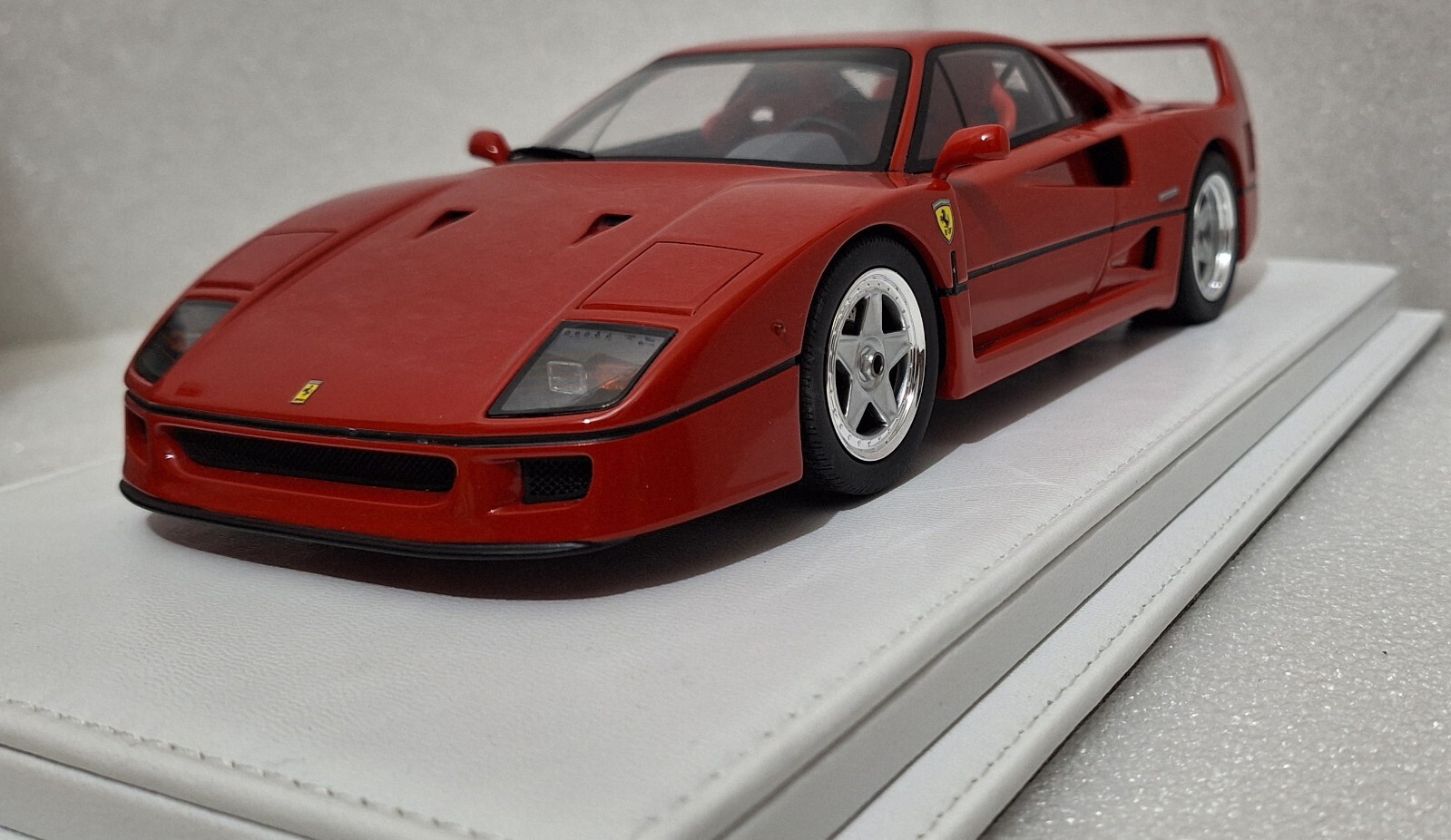 Ferrari F40 Red 1987 with Show Case and Base in Leather 1:18 Ferrari F40 Red 1987 with Show Case and Base in Leather 1:18