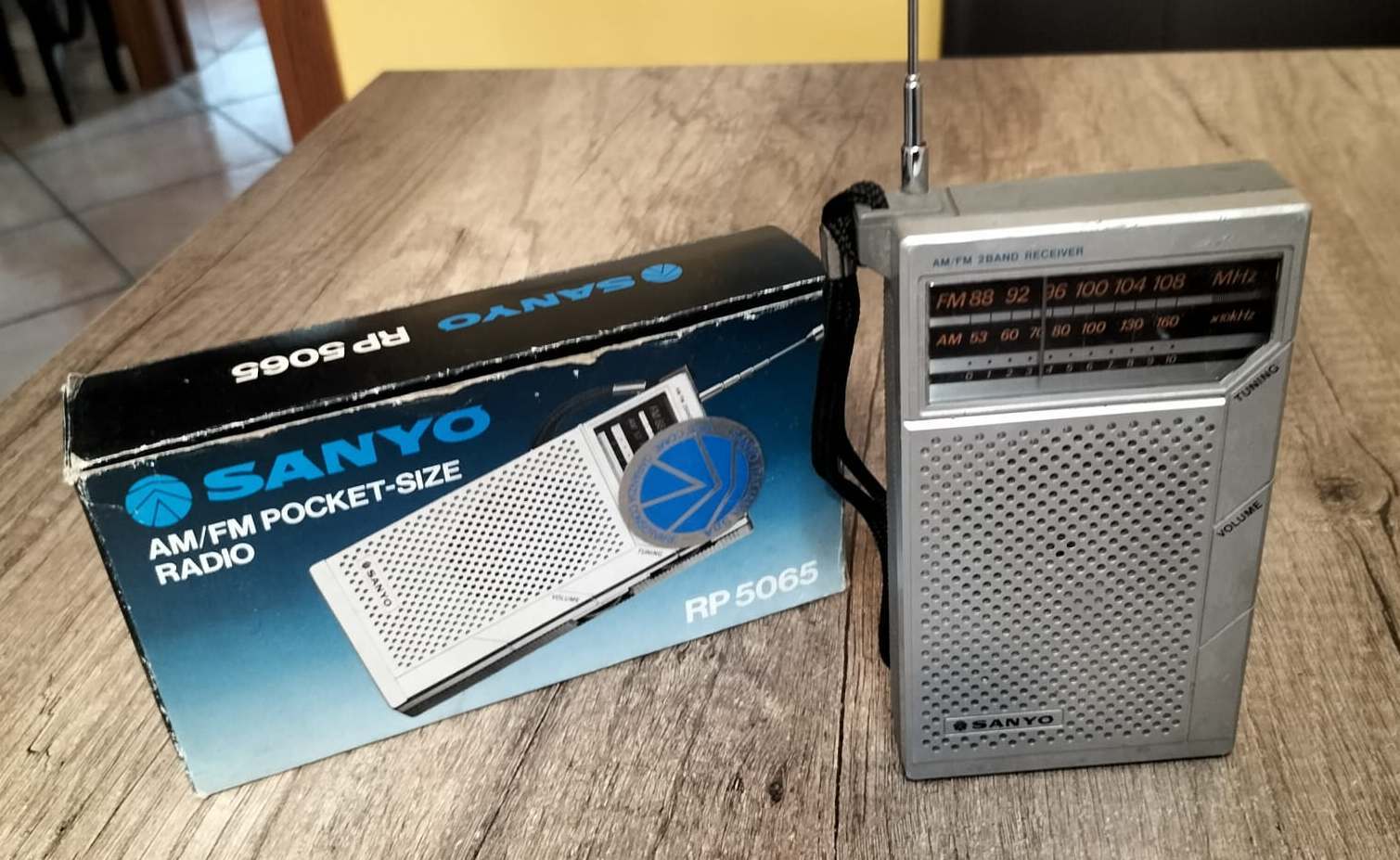 SANYO 8U−P30トラジスター3バンドラジオ SANYO 8U−P30トラジスター3
