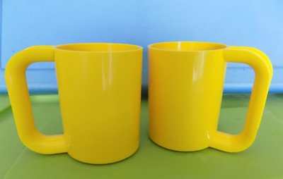 2 vintage HELLER VIGNELLE PLASTIC MUGS MOD MID CENTURY MODERN
