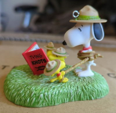 2014 Hallmark Ornament ''Learning The Ropes'' Peanuts Beagle Scouts Boy Scouts