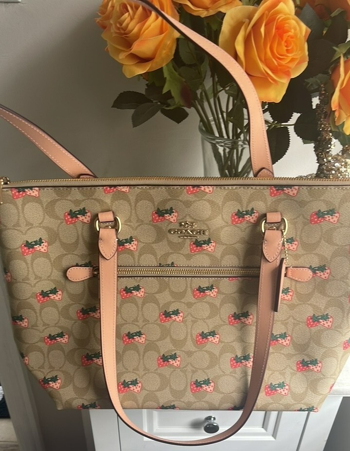 【Coach】Gallery Tote Bag With Strawberry Print ◆国内発送◆ Coach Gallery Tote Bag In Signature Canvas With Strawberry
