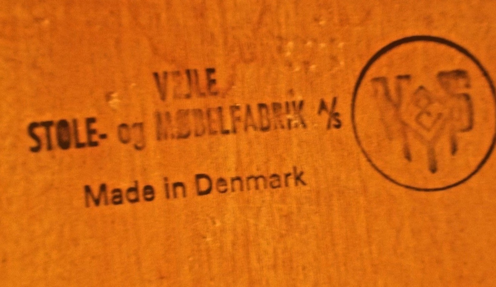 A BEAUTIFUL PAIR OF MID CENTURY DANISH MODERN ROSEWOOD SQUARE LEG END TABLES