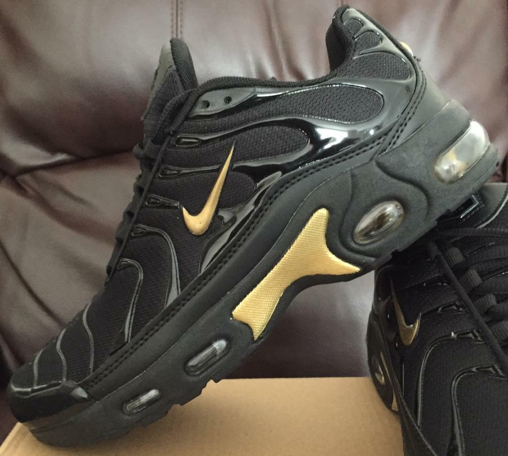 nike black and gold tns