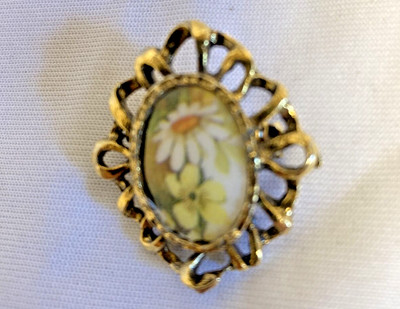 Vintage DAISY Floral Small Oval Brooch PIN Gold Tone Scalloped Edge