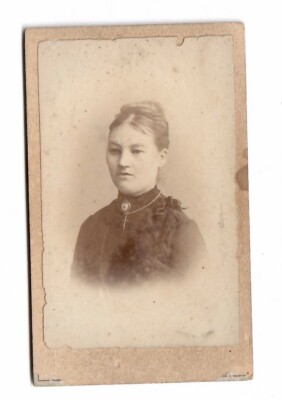 13699- CDV * Damenporträt + Brosche, Kette * Braunschweig 1900