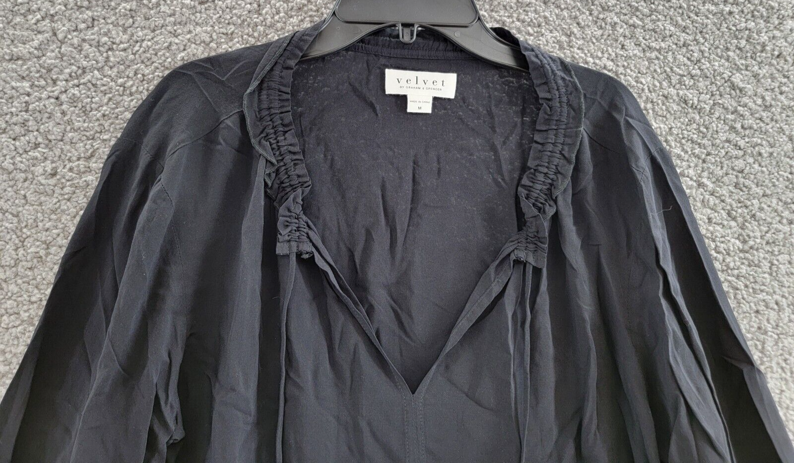 Velvet by Graham & Spencer Samantha Bishop Sleeve Split Neck Top Women's M Black - Picture 3 of 16