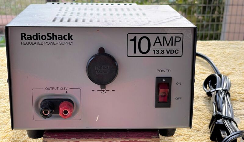 VINTAGE RADIO SHACK REGULATED POWER SUPPLY CAT NO. 22-212, 10 AMP/13.8VDC
