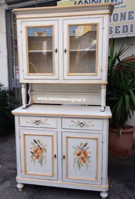 CREDENZA  CRISTALLIERA  DIPINTA A MANO  DECORTA PENNELLATO INVECCHIATO