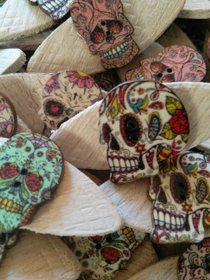 JOB LOT 50 NEW/HANDMADE SKULLCANDY SKULL WOODEN BROOCHES (party bags,fetes etc)