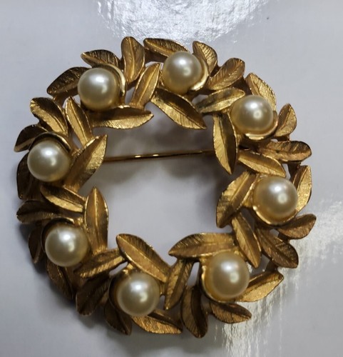 AVON ヴィンテージ ブローチ Vintage 1970s Costume Jewelry Avon Faux Pearl And Gold