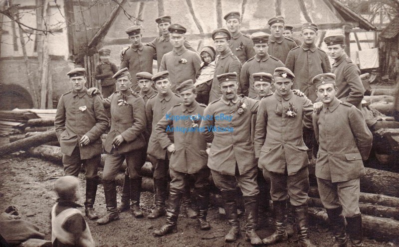 Foto-Ak Gruppenfoto Soldaten Feldartillerie Zivilisten Kinder