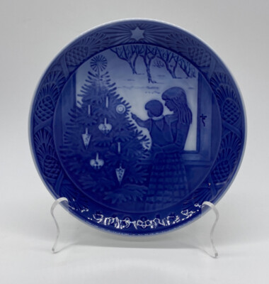 Royal Copenhagen Admiring The Christmas Tree Plate Vintage 1981