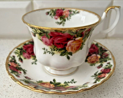 VINTAGE ROYAL ALBERT OLD COUNTRY ROSES BONE CHINA GOLD TRIM CUP $ SAUCER NEW!