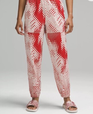 Lululemon Team Canada Convertible Mid-Rise Pant COC Logo Women Size 8 New