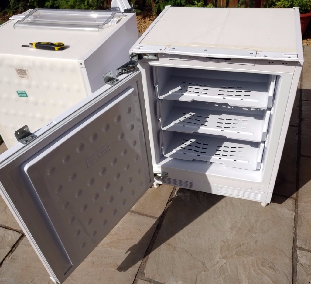 HOWDENS LAMONA HJA6403 Builtunder Integrated Freezer WHITE