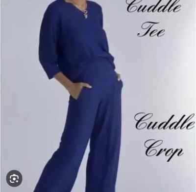 NEW $109 Cabi Cuddle Crop, Size Medium, Fall 2022 Style #4447, New Release Piece