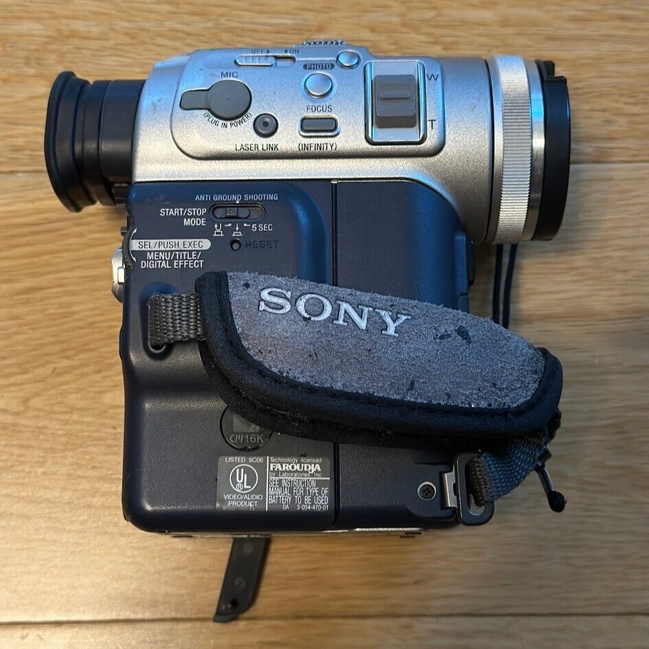 Sony Handycam DCR-PC100 MiniDV Digital Video Camcorder Sony Handycam DCR-PC100 MiniDV Digital Video Camcorder