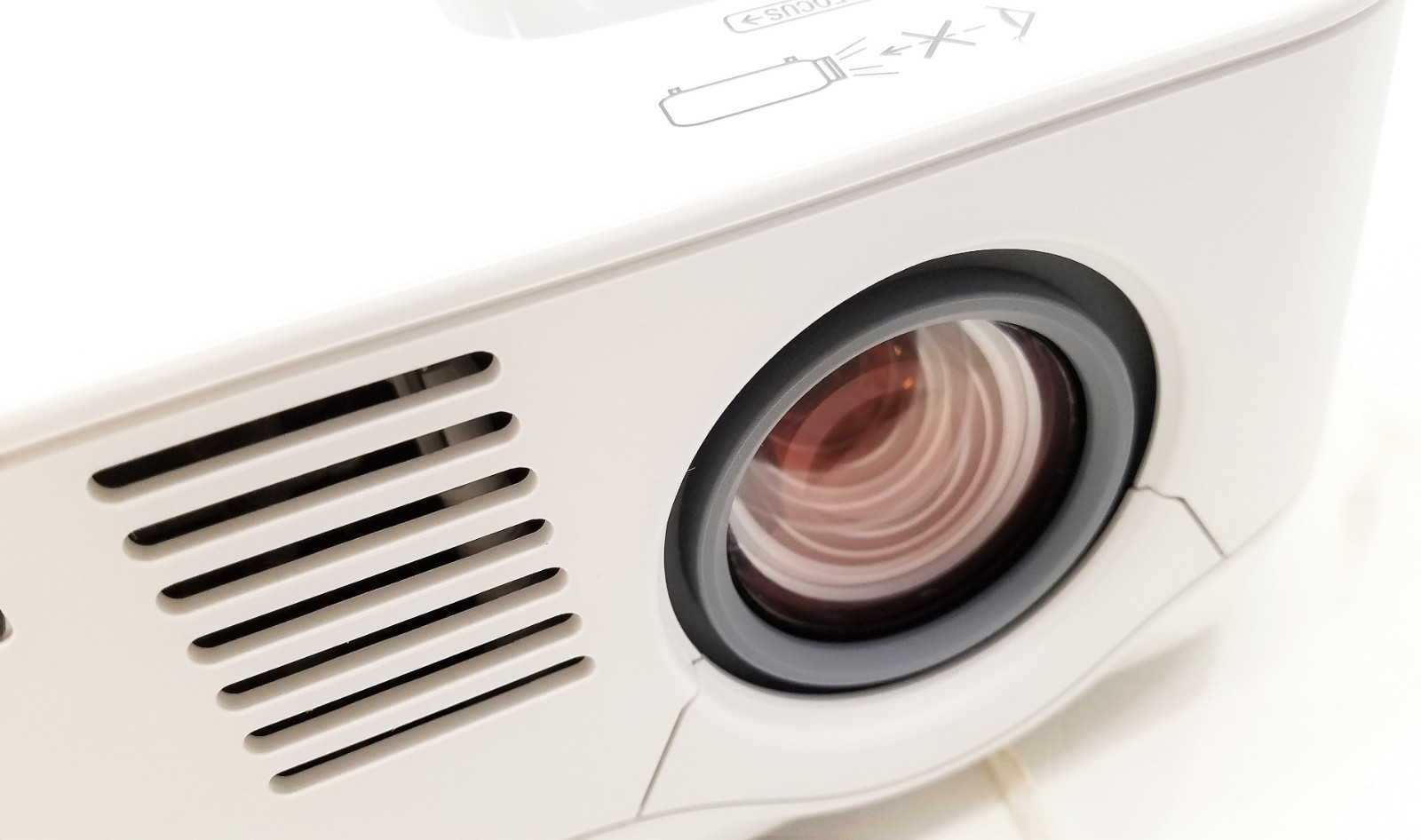 NEC NP300 LCD Projector Home Theater Multimedia 2200 ANSI Lumens 1618 LAMP HOURS