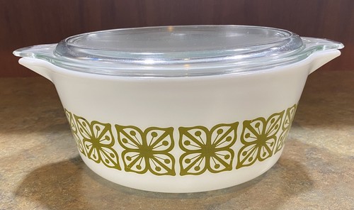 Pyrex 2.5 Quart Casserole Dish w/ Lid, Ovenware #475, Verde