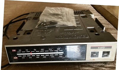   GE Model 7-4215A Under Cabinet AM/FM Radio Spacemaker w/ Hardware
