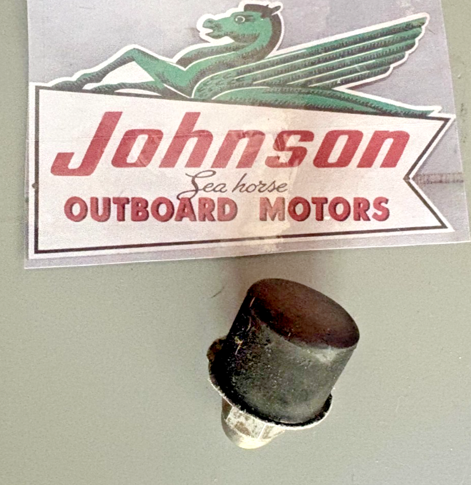 JOHNSON EVINRUDE 321470 316478 LOWER RUBBER MOUNT Fits 18 to 35HP 70's to 90's