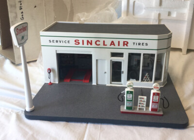 Danbury Mint Sinclair Gas Station display with original box. NOS