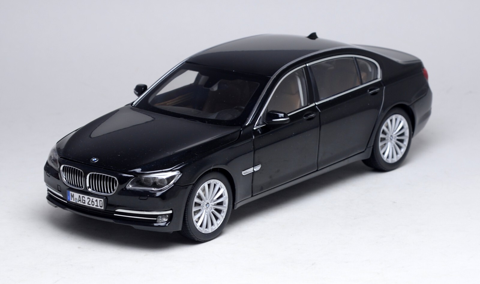 Kyosho (京商) BMW 750Li (F02) 1/18 Moon Silver KY08781MS ミニカー