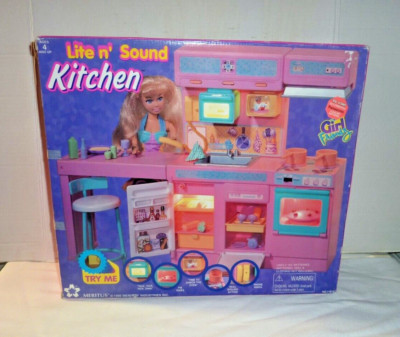 Vintage 1995 Meritus Girl Friends Light n' Sounds Kitchen Barbie NIB
