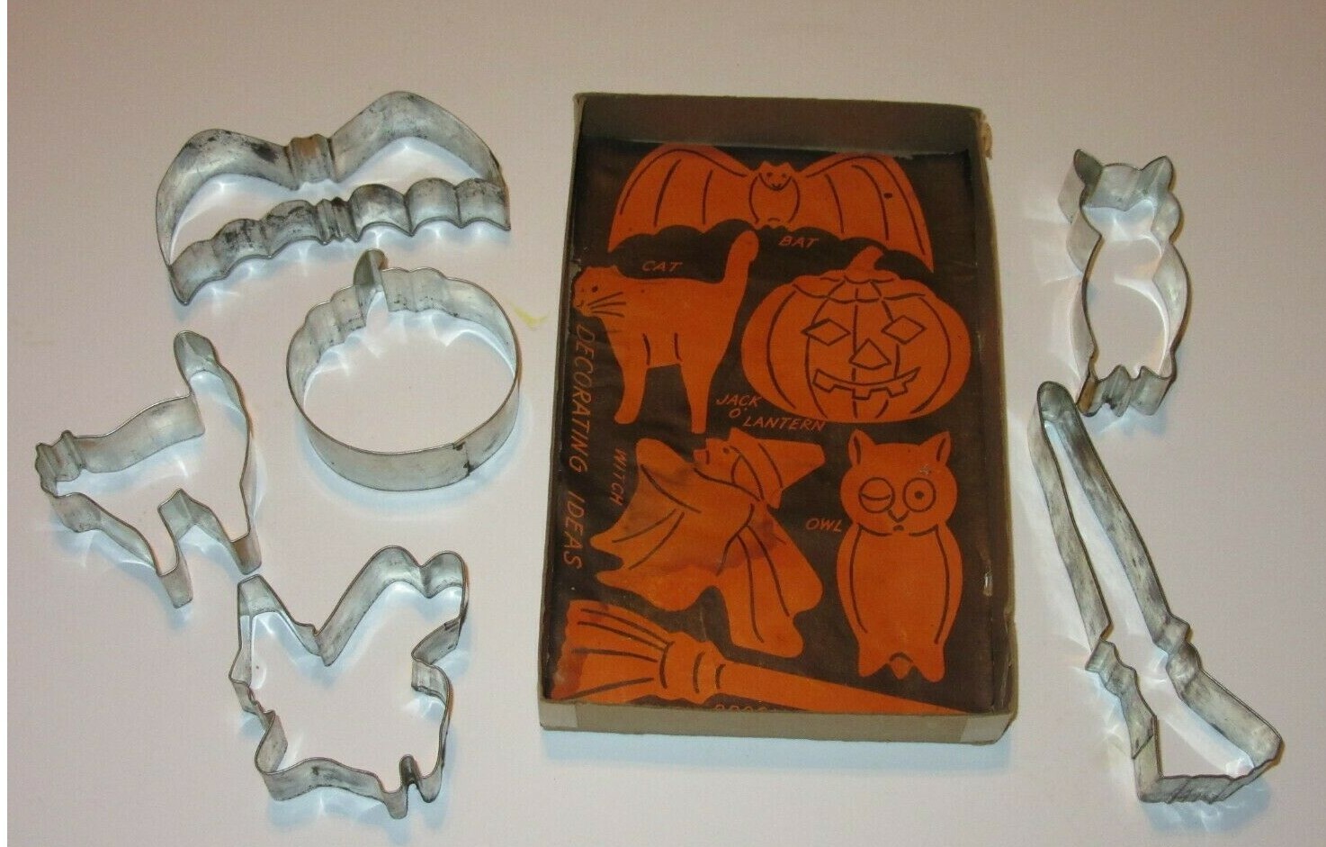 6 VINTAGE HALLOWEEN TRICK OR TREAT METAL COOKY CUTTERS WITCH OWL BAT ORIG BOX