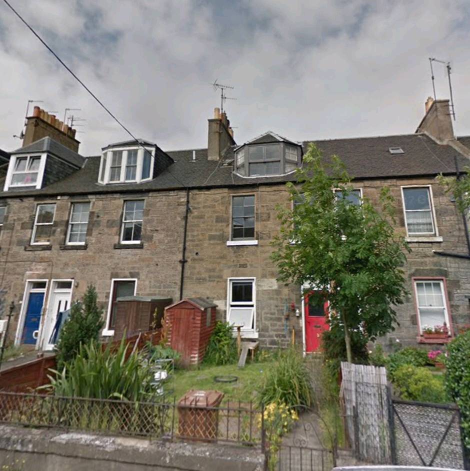 1 bedroom colony flat in Abbeyhill with private garden in Edinburgh