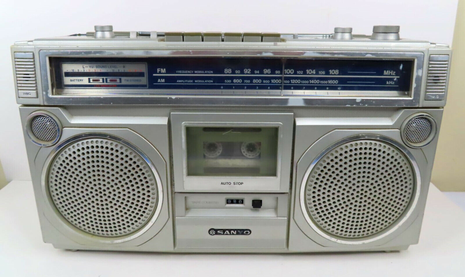 Vintage Sanyo M9924 BoomBox AM/FM Cassette Player Silver Vintage Sanyo M9924 BoomBox AM/FM Cassette Player Silver