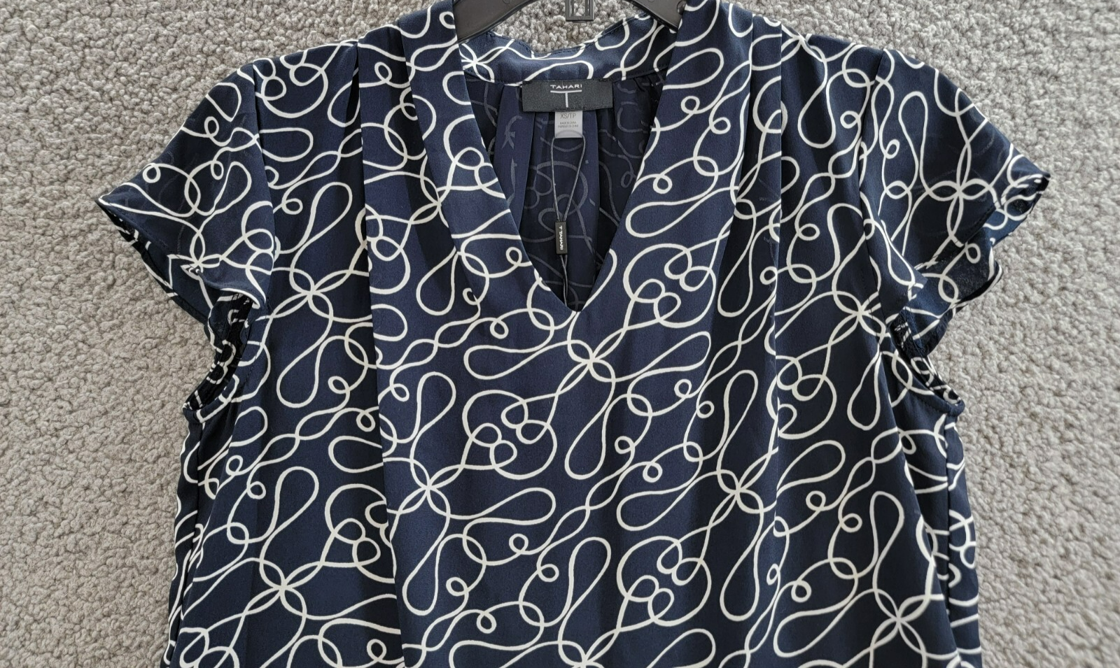 T Tahari Printed Blouse Women's XS Navy/White V-Neck Pleat Short Sleeve Pullover - Picture 3 of 16