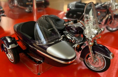 Harley Davidson FLHRCI Road King Classic 2001 Maisto 31108 1:18