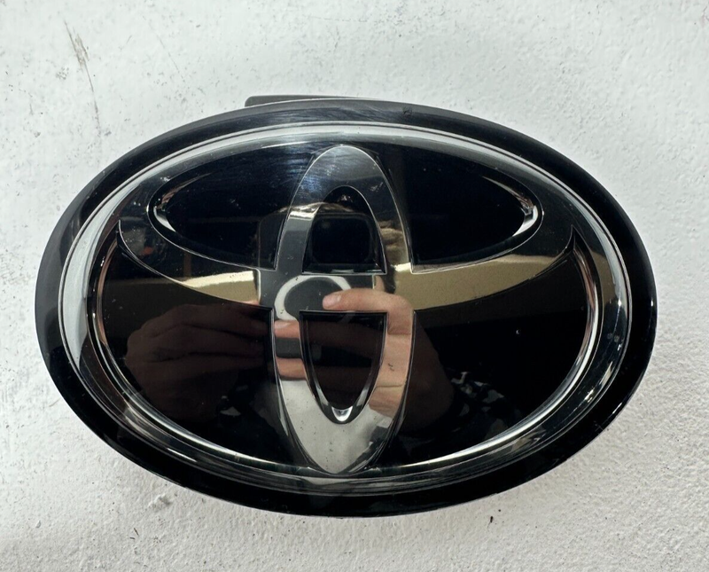 Used TOYOTA CAMRY XSE 2018-2019-2020 FRONT BUMPER GRILLE EMBLEM BADGE LOGO COVER OEM
