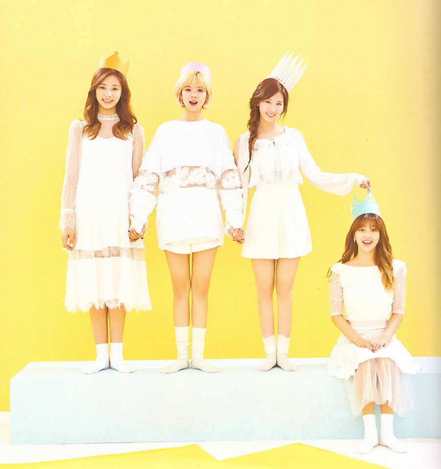 TWICE 写真集 Twice - Page Two - Random Cover - Korean Edition - incl