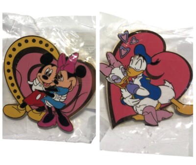Mickey Minnie valentine Donald Daisy Heart Hug CME LE Pins Set