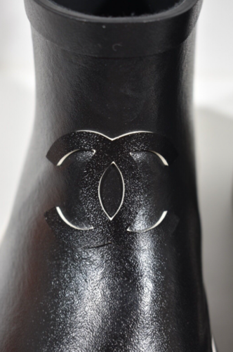 Pre-owned Chanel 23a Black White Caoutchouc Rubber Cc Logo Low Top Short Rain Boots 40