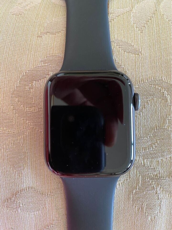 Apple Watch Series 4 - Space Grey - 44MM - Apple Warranty - Excellent Condition | in Anstey