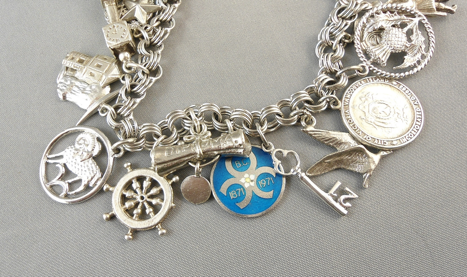 VINTAGE STERLING SILVER CHARM BRACELET 24 CHARMS 65 GRAMS 7 1/4 INCHES