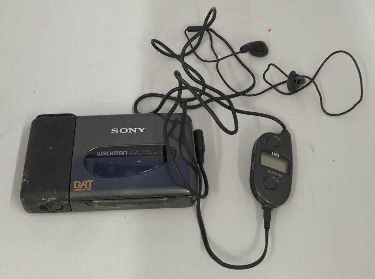 ジャンク SONY ソニー DATウォークマン WMD-DT1 SONY WMD-DT1 DAT WALKMAN Digital Audio Tape Player JANK From