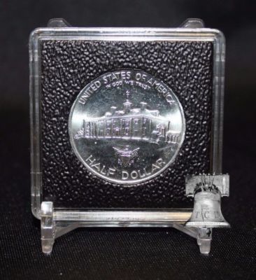 30mm Half Dollar 2x2 Coin Holder Display QUADRUM INTERCEPT Capsule Snap + Stand