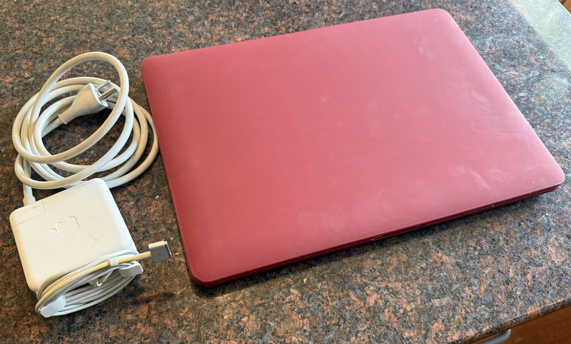 2015 15” Macbook Pro Retina i7 2.2Ghz 512GB SSD, 16GB RAM - GREAT