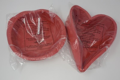 NOS TUPPERWARE MAGIC BAKEWARE SILICONE BAKING SET ROUND PAN HEART PAN