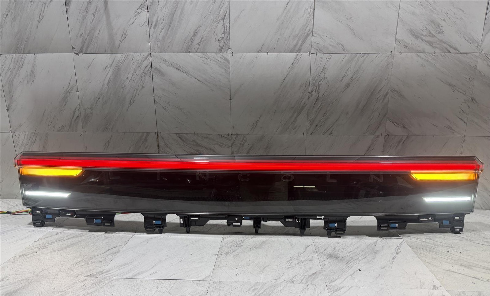 2025 LINCOLN NAVIGATOR LIGHT BAR OEM CENTER TRUNK TAIL LIGHT LED