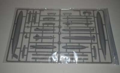 TRUMPETER F-105G WILD WEASEL 02202  PARTS  SPRUE L-WING TANK+MER+BOMB+MORE 1/32