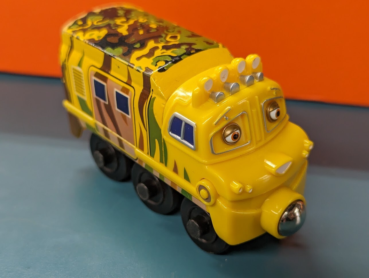Tomy Chuggington Mtambo Magnetic Wooden Railway Train Engine