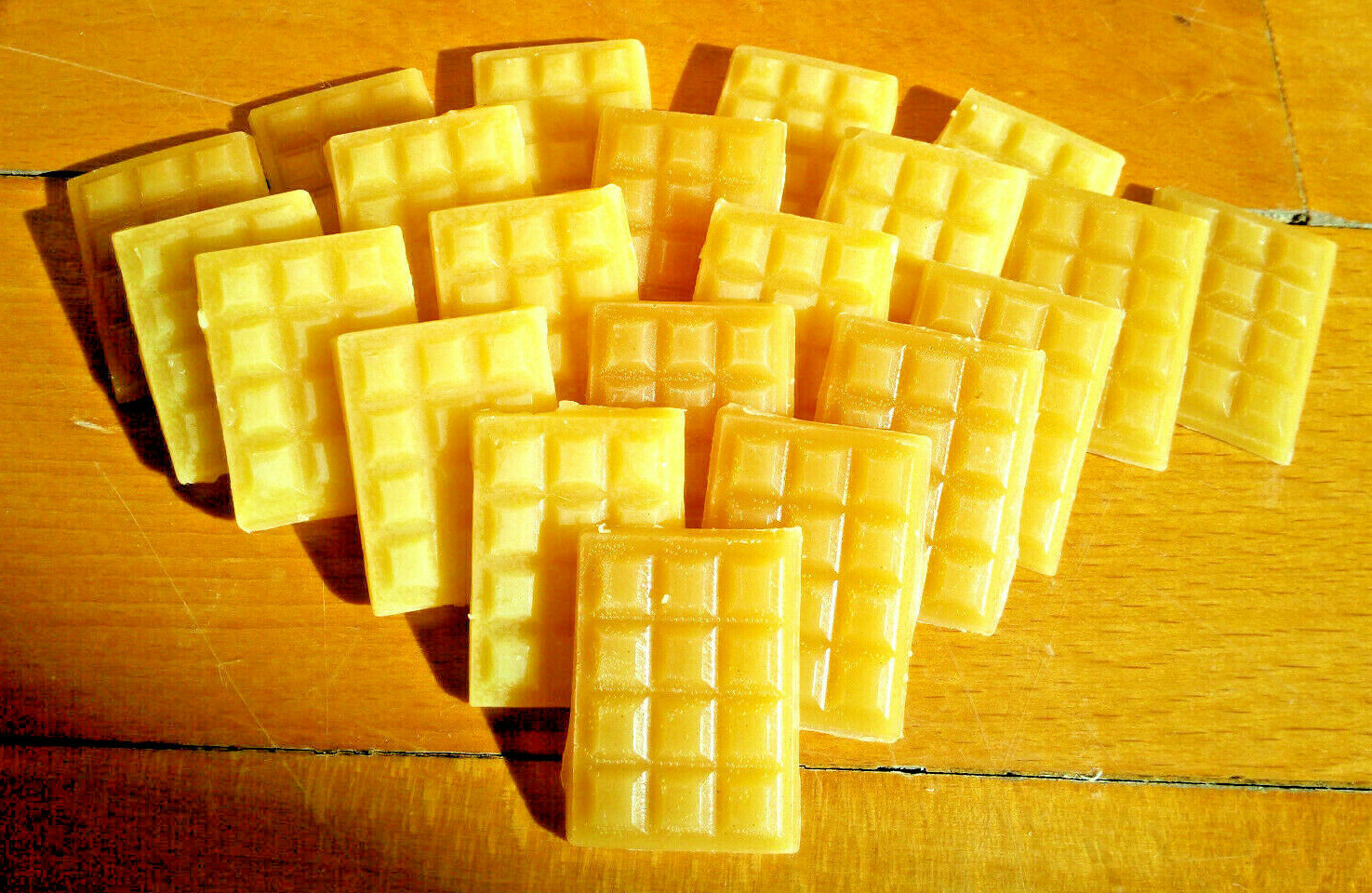 Bienenwachs aus unserer Imkerei ideal portionierbar für Naturkosmetik und Tücher