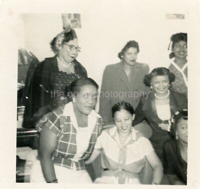 AMERICAN WOMEN Vintage FOUND BLACK AND WHITE PHOTO Snapshot ORIGINAL 37 LA 87 P