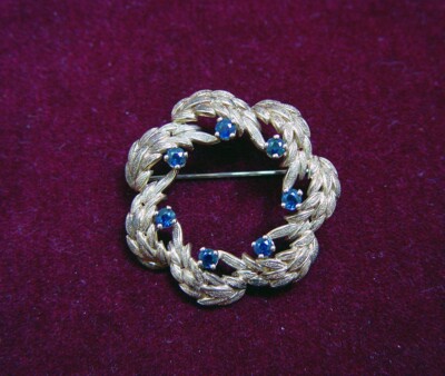 14k Gold Round Leaf Pattern Brooch Pin With Seven Blue Sapphires